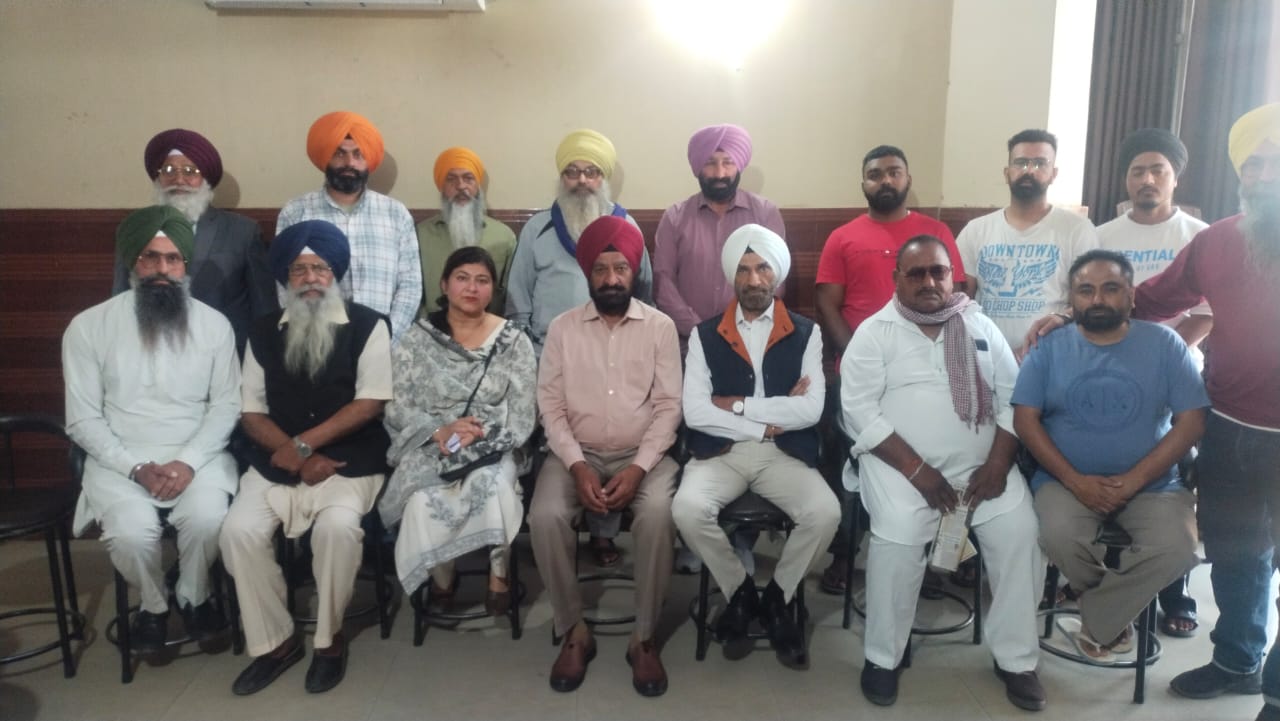 पांच पीढ़ियों से देश की सेवा कर रहे एक कर्नल और उनके बेटे ने पंजाब पुलिस द्वारा की गई बर्बर पिटाई के विरोध में प्रदर्शन किया। 